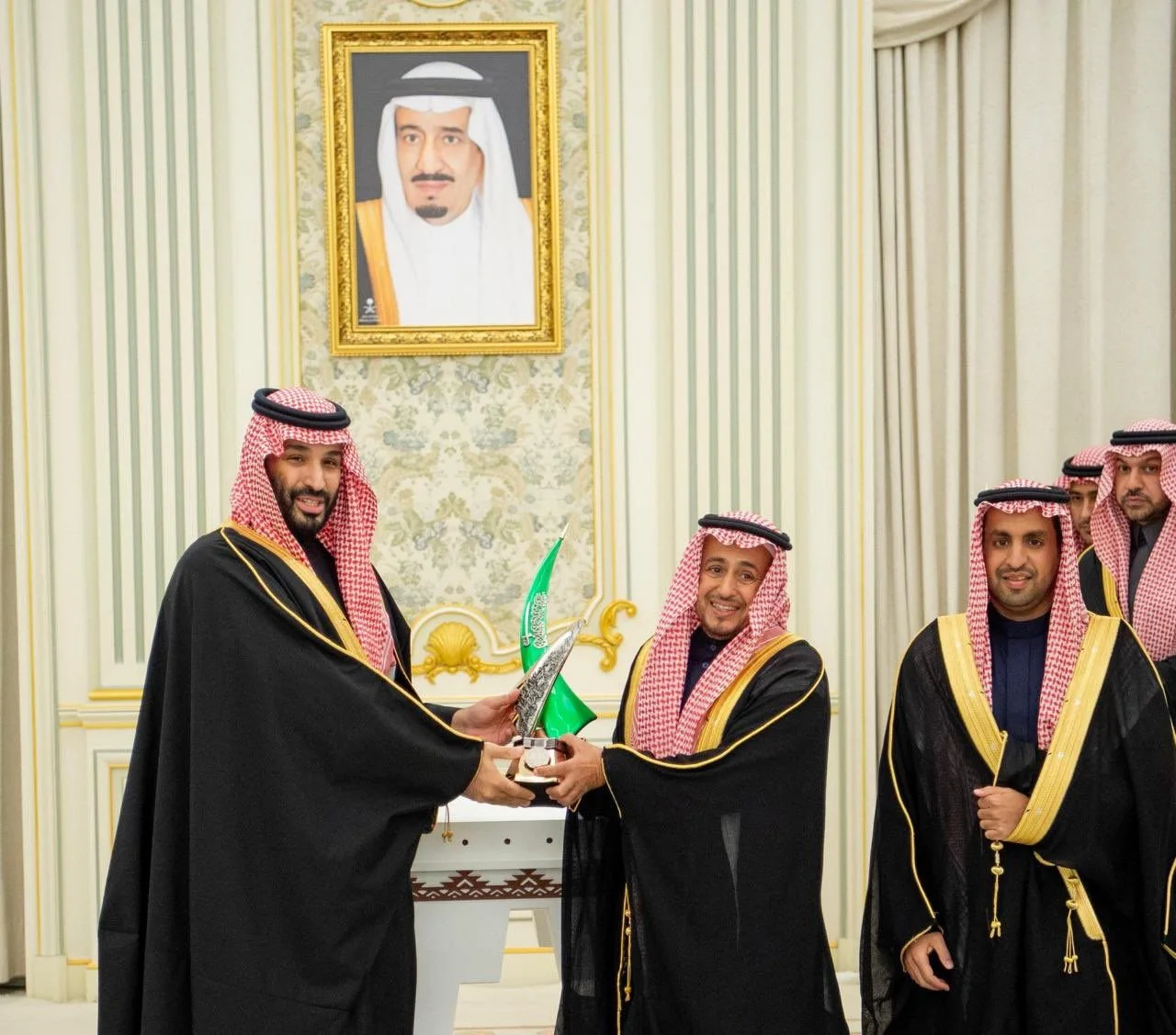 سمو ولي العهد يكرّم مالك منقية النائلات