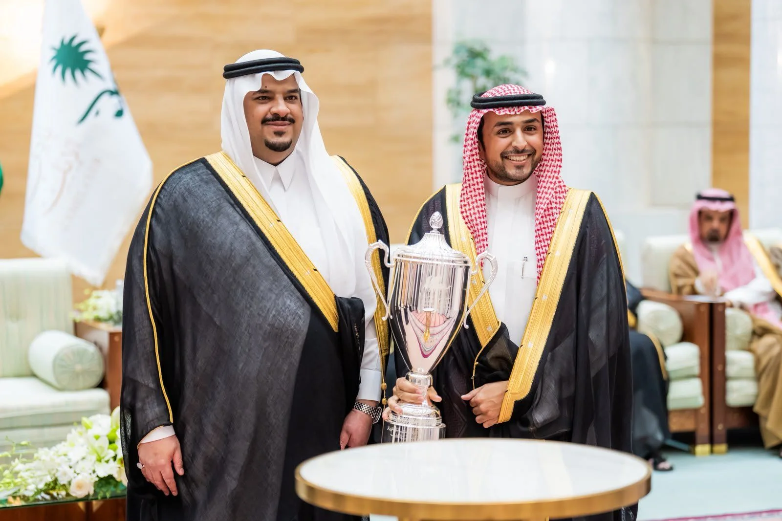 سمو نائب أمير منطقة الرياض يكرّم منقية النائلات